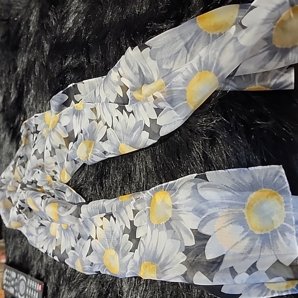Floral Sheer Scarf with Daisies. Created In ITALY - AVON. - Picture 4 of 5